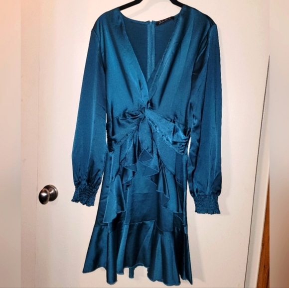 Simplee Long Sleeve Dress - Picture 4 of 11